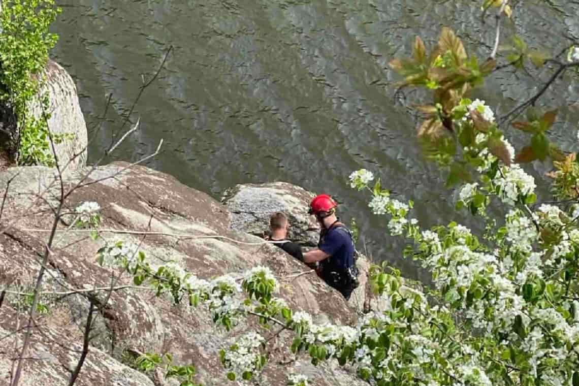 Впав з 20-метрової скелі - на Житомирщині рятувальники надали допомогу 25-річному чоловіку