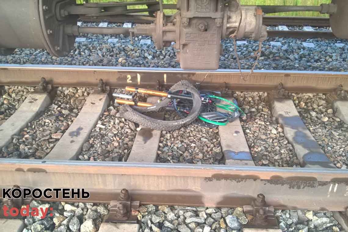 У Коростенському районі поїзд збив на смерть 81-річного пенсіонера з велосипедом 