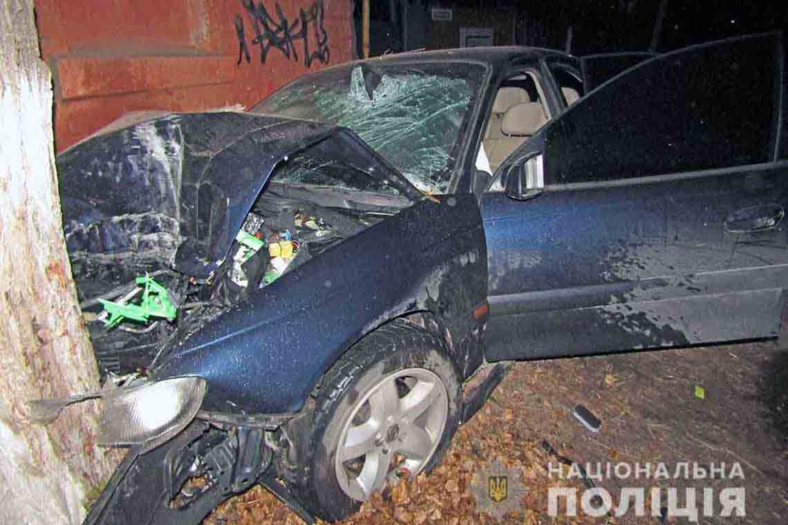 В Коростені автівка врізалась у дерево: для визволення пасажира залучали рятувальників