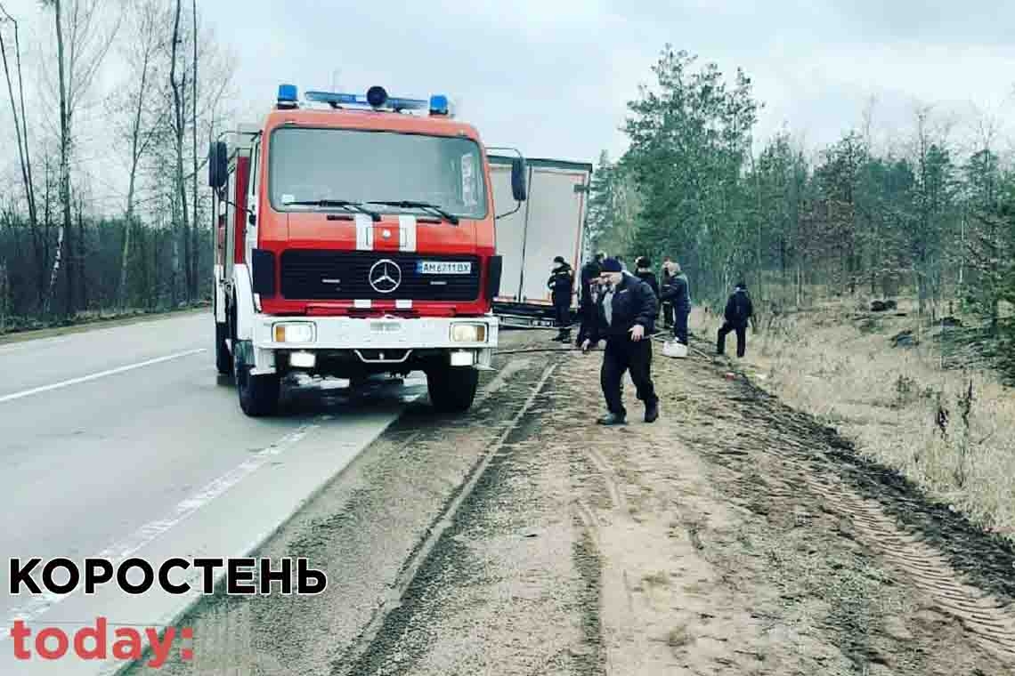 На трасі Київ-Ковель коростенські рятувальники гасили палаючу іноземну фуру 📷ФОТО