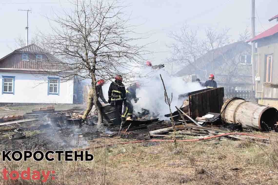 У Коростені на Пашинах зайнявся сарай пожежника, який був на чергуванні ▶️ВІДЕО та 📷ФОТО