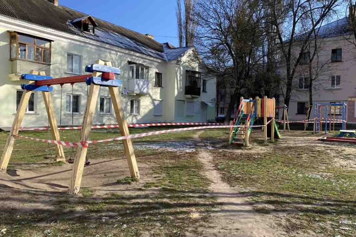 Карантин – не канікули: дитячі майданчики Коростеня загородили стрічками