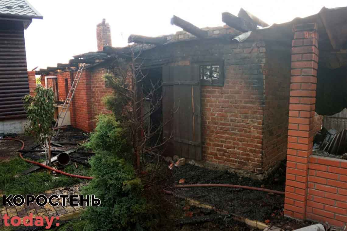 У Коростенському районі мало не згоріли два житлових будинки та піднавіс з дровами ▶️ВІДЕО