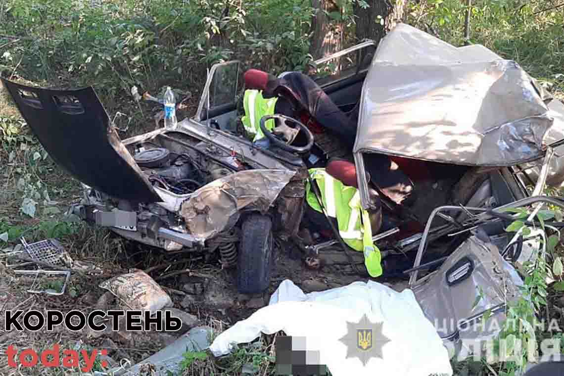 На Коростенщині ВАЗ «злетів» з дороги і кілька разів перекинувся: водій та пасажир загинули, ще одна пасажирка – в реанімації