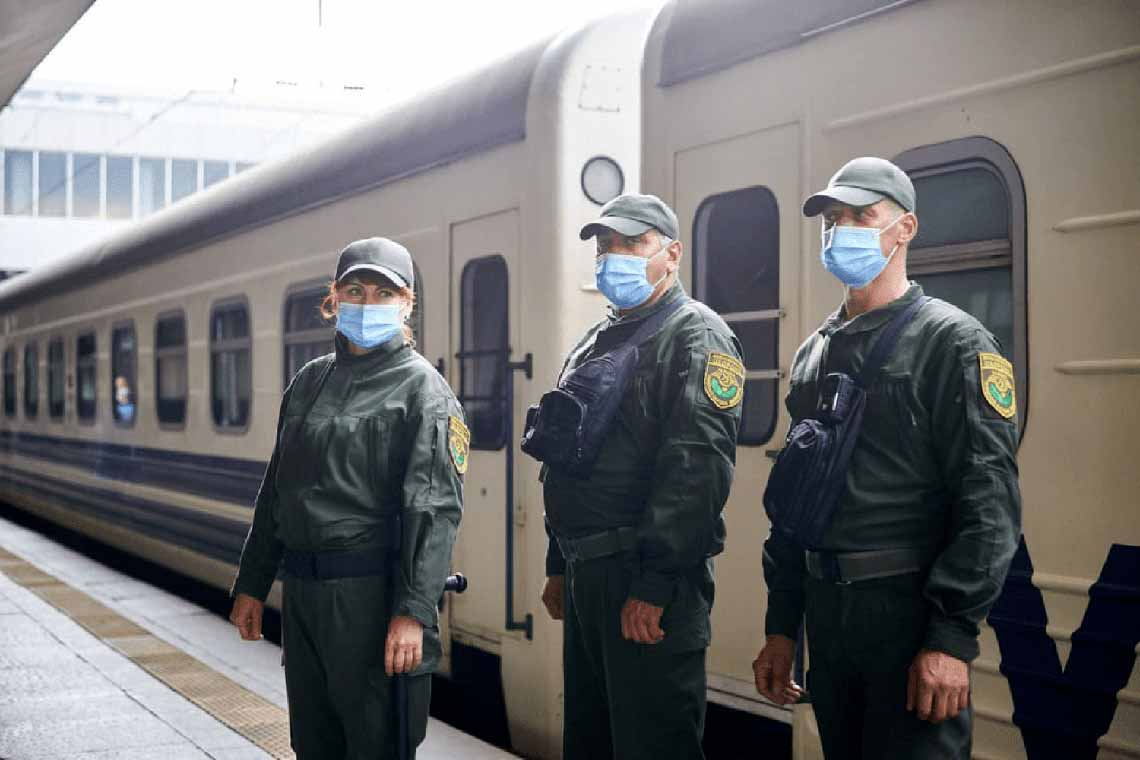 Стежитиме за масковим режимом: Укрзалізниця посилить воєнізовану охорону у потягах