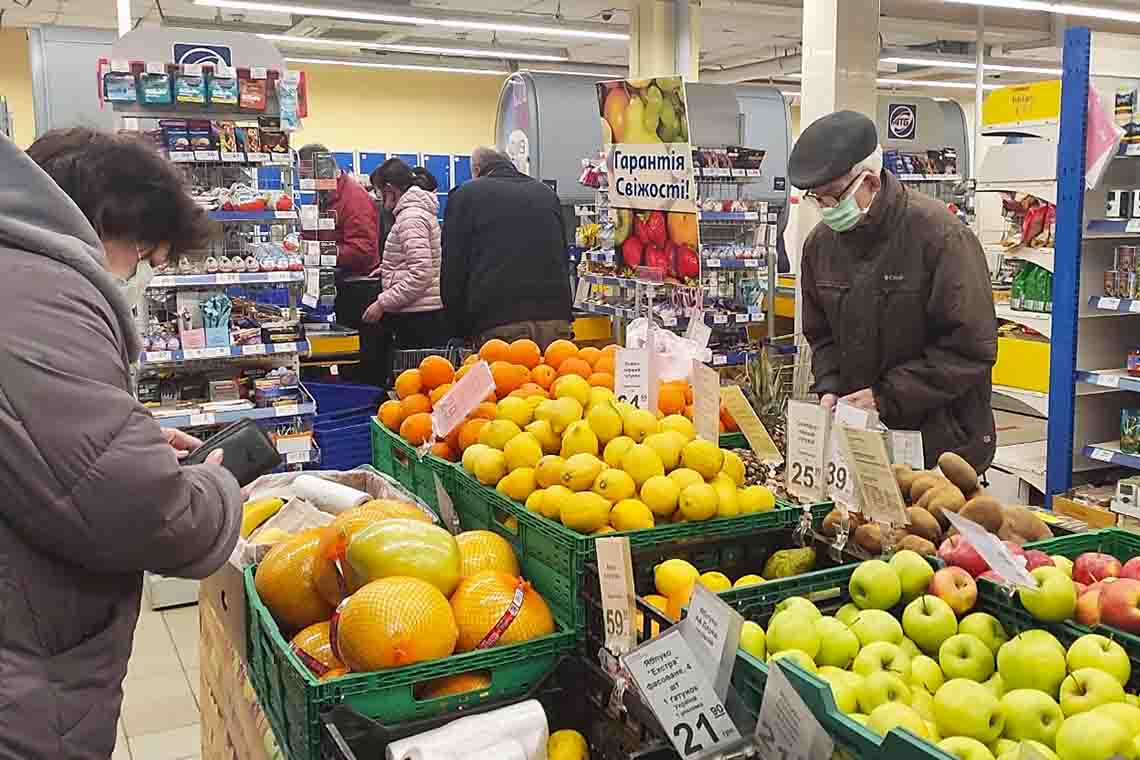 В Україні ввели «пріоритетні години» для людей похилого віку у магазинах
