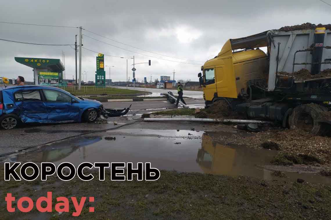 На "Варшавці" біля Коростеня зіштовхнулись вантажівка та легковик (ВІДЕО)