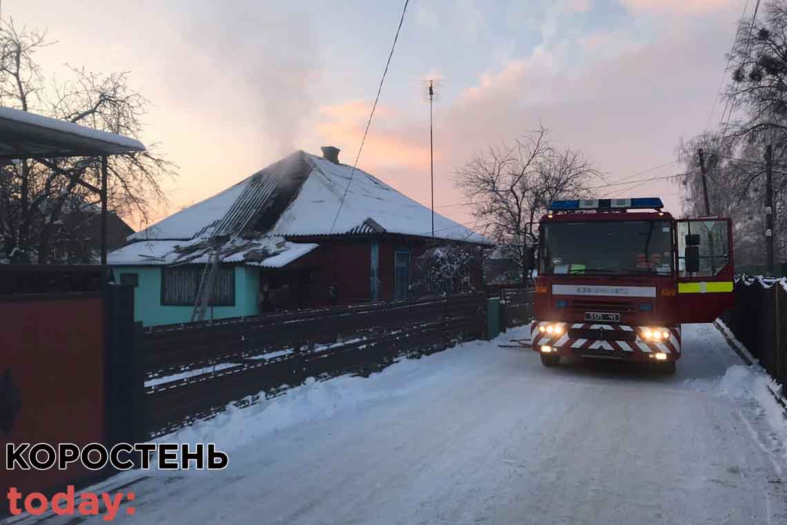 У Коростені 9 рятувальників гасили пожежу в цегляному будинку, а Гулянці вогонь знищив частину перекриття будівлі (ФОТО)