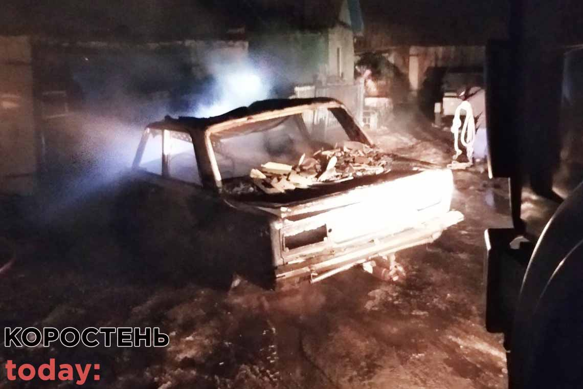 В Коростенському районі вогонь знищив гараж і автомобіль (ФОТО)