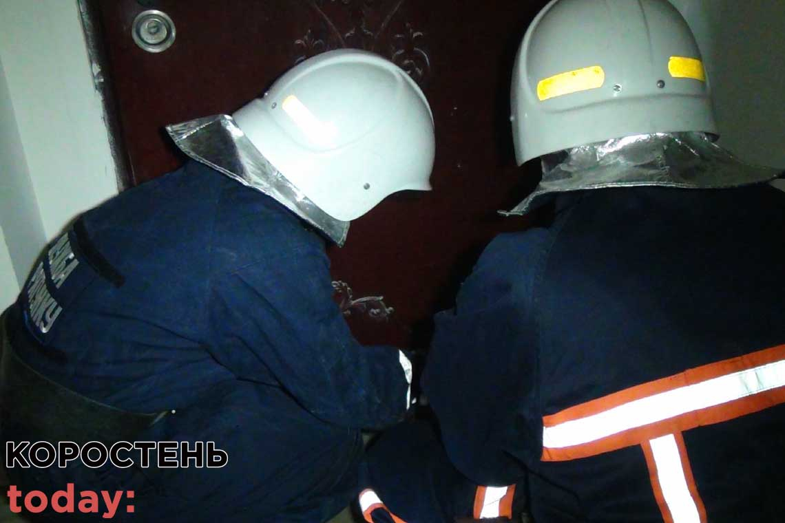 З квартири в будинку по вулиці Котляревського рятувальники вивільнили старенького коростенця