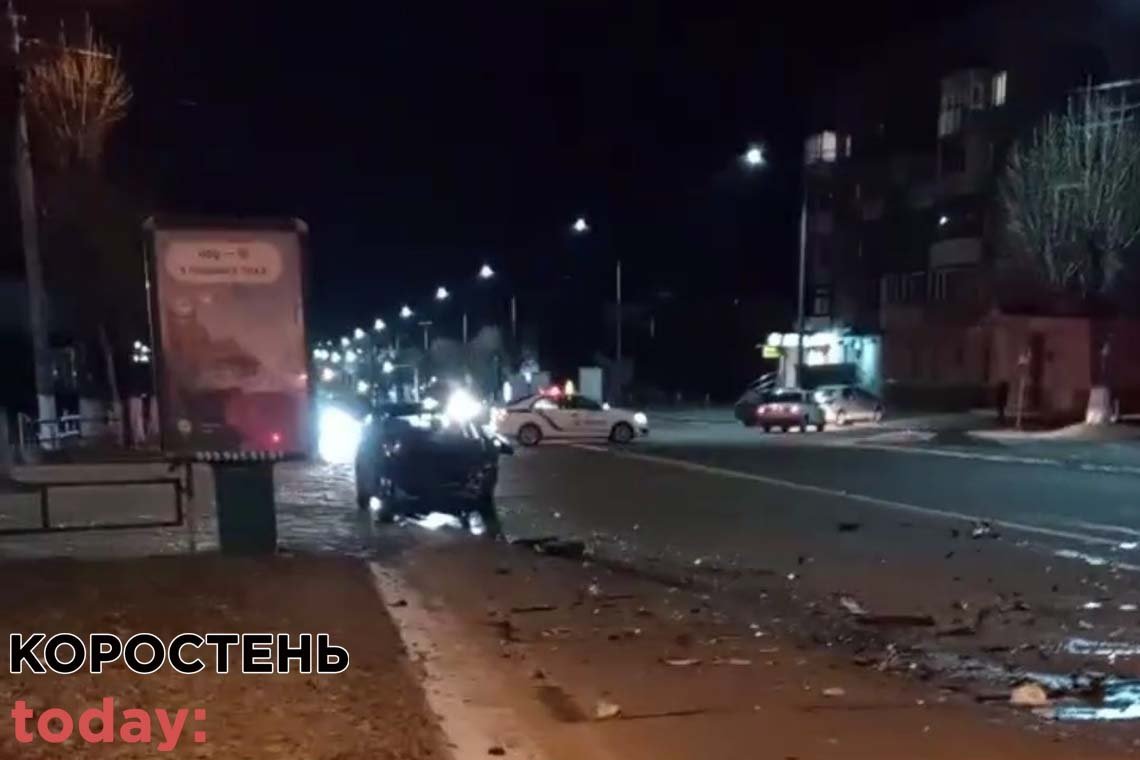 Відео моменту аварії у центрі Коростеня за участю трьох автівок