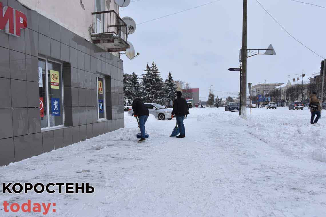 Влада міста просить коростенців розчищати сніг