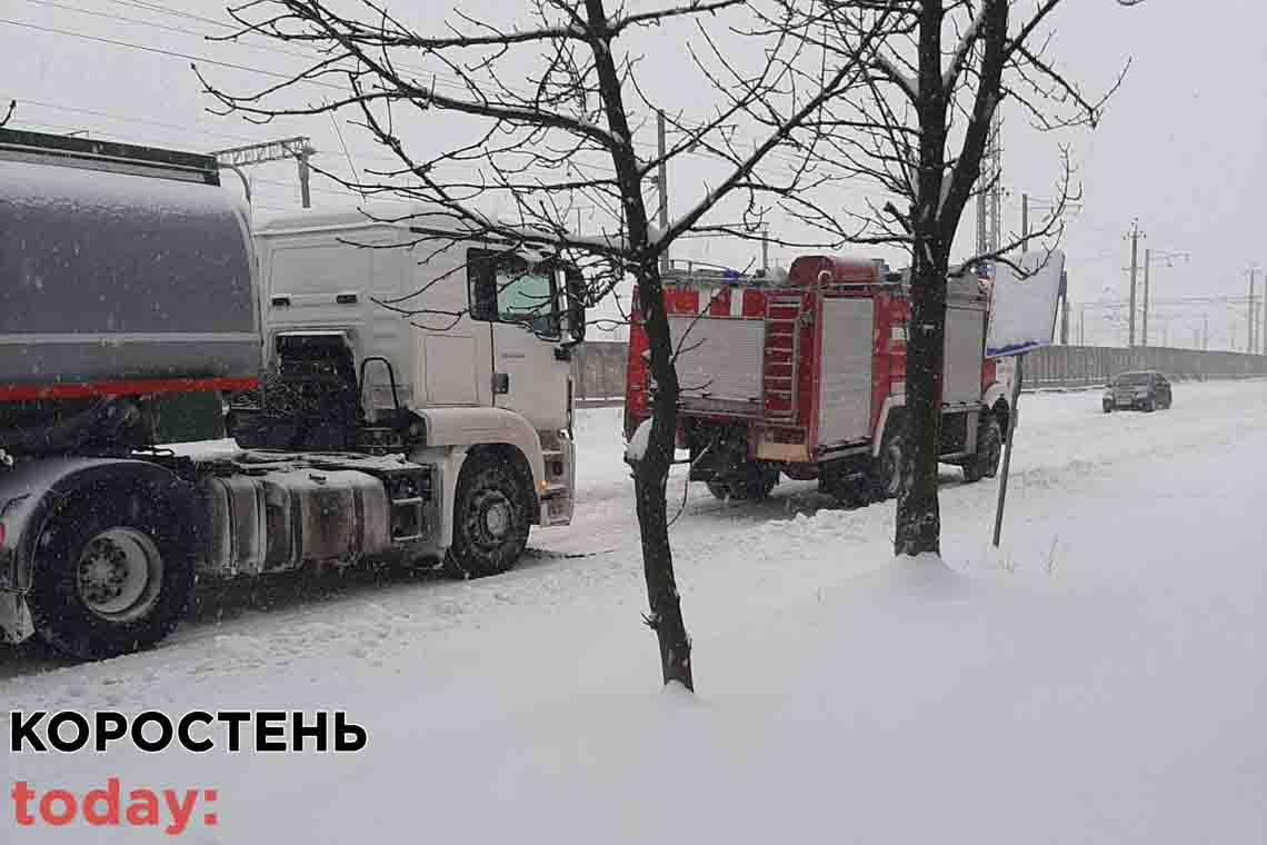 Рятувальники Коростенщини витягнули зі снігових заметів декілька вантажівок та "швидку" з хворим (ФОТО)