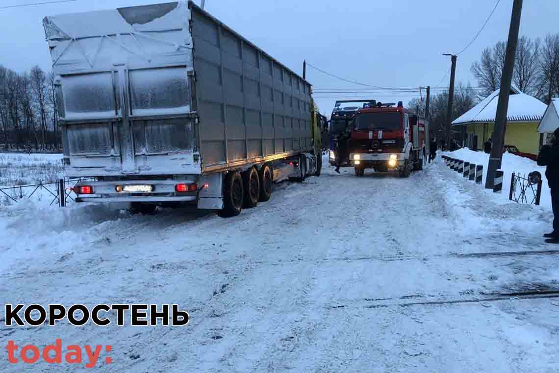 Рятувальники Коростенщини витягнули близько 20 вантажівок зі снігу на залізничному переїзді (ВІДЕО, ФОТО)