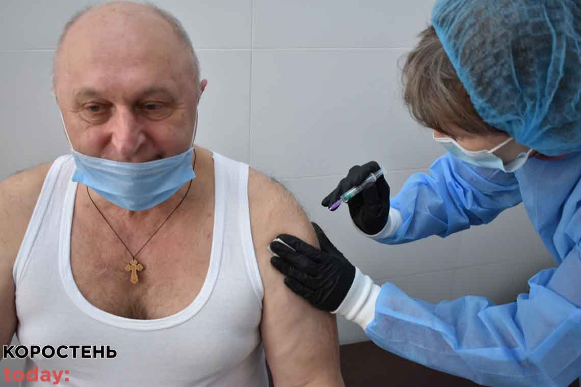 Мер Коростеня та один з його заступників вакцинувалися від COVID-19 📷ФОТО