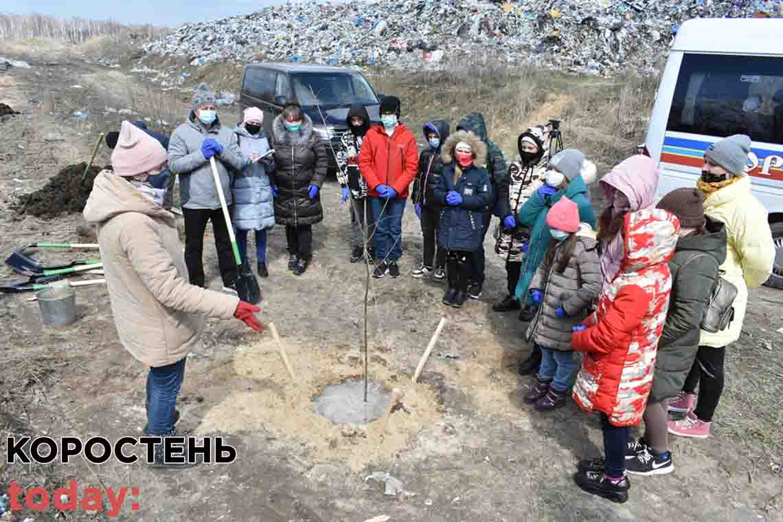 Комунальники разом з дітьми висаджували дерева посеред сміттєзвалища в Коростенському районі 📷ФОТОрепортаж