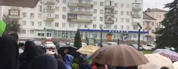 Поки депутати обговорювали питання підняття ціни на воду, коростенці мокли під дощем біля міськради ▶️ВІДЕО