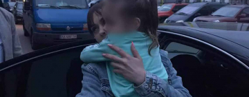 Поліцейські повернули жінці з Коростеня дитину, яку два роки тому викрав колишній чоловік ▶️ВІДЕО
