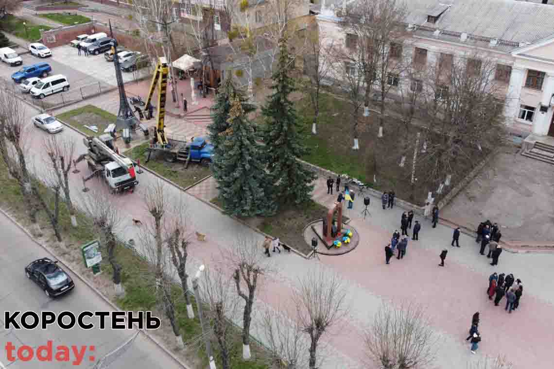 Поки в Коростені відбувався мітинг-реквієм за 10 метрів техніка переставляла "витвір" депутата міської ради. 📷ФОТО з дрону