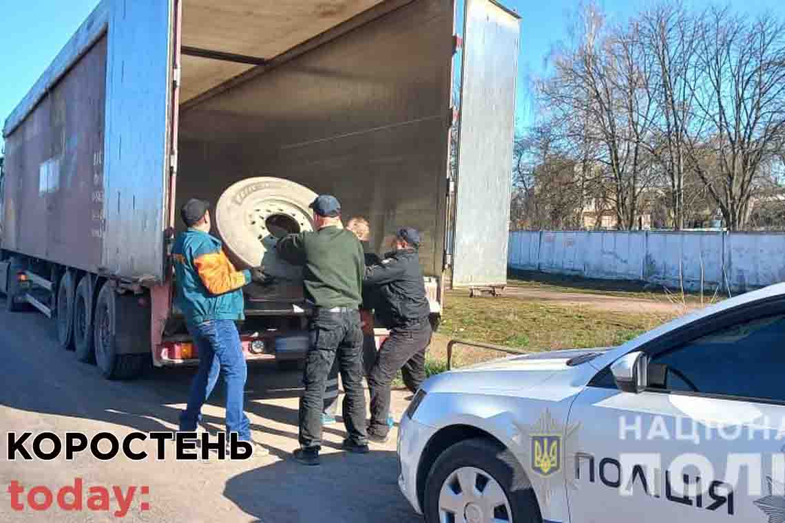 На околиці Коростеня поліцейські допомогли водію фури зі Львова із запаскою, яка ледь не відлетіла 📷ФОТО