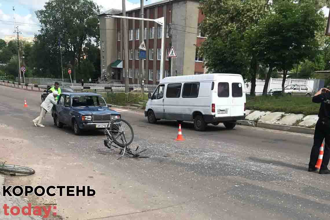 На Сосновського в Коростені автомобіль збив велосипедистку ▶️ВІДЕО