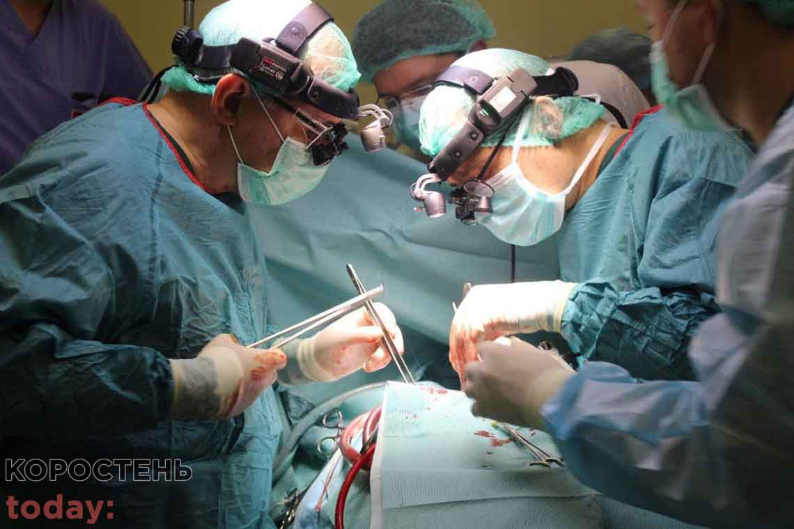 У житомирській обласній лікарні провели першу операцію з трансплантації: нирку пересадили від батька до сина