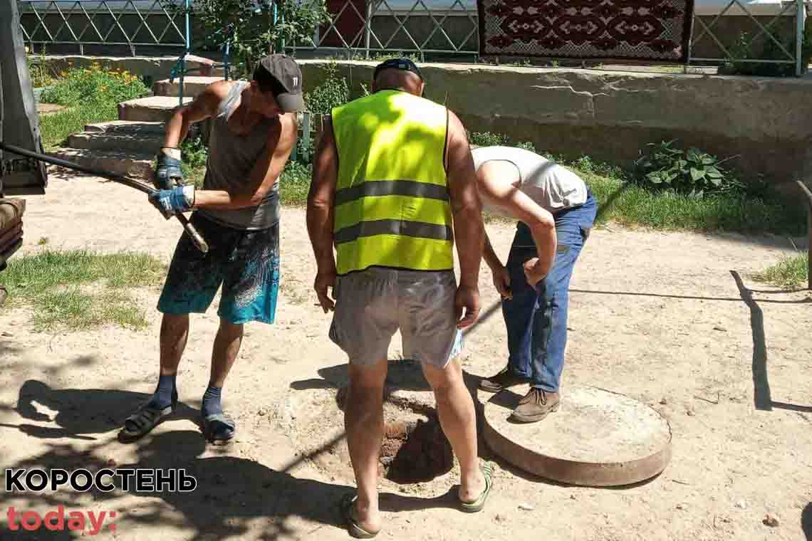 Київські слюсарі чистили в Коростені каналізацію 📷ФОТО