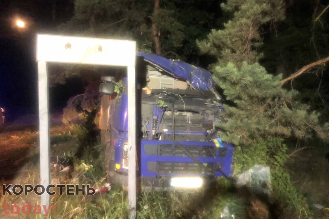 Біля Малина вантажівка врізалась в дерево: водія витягували рятувальники