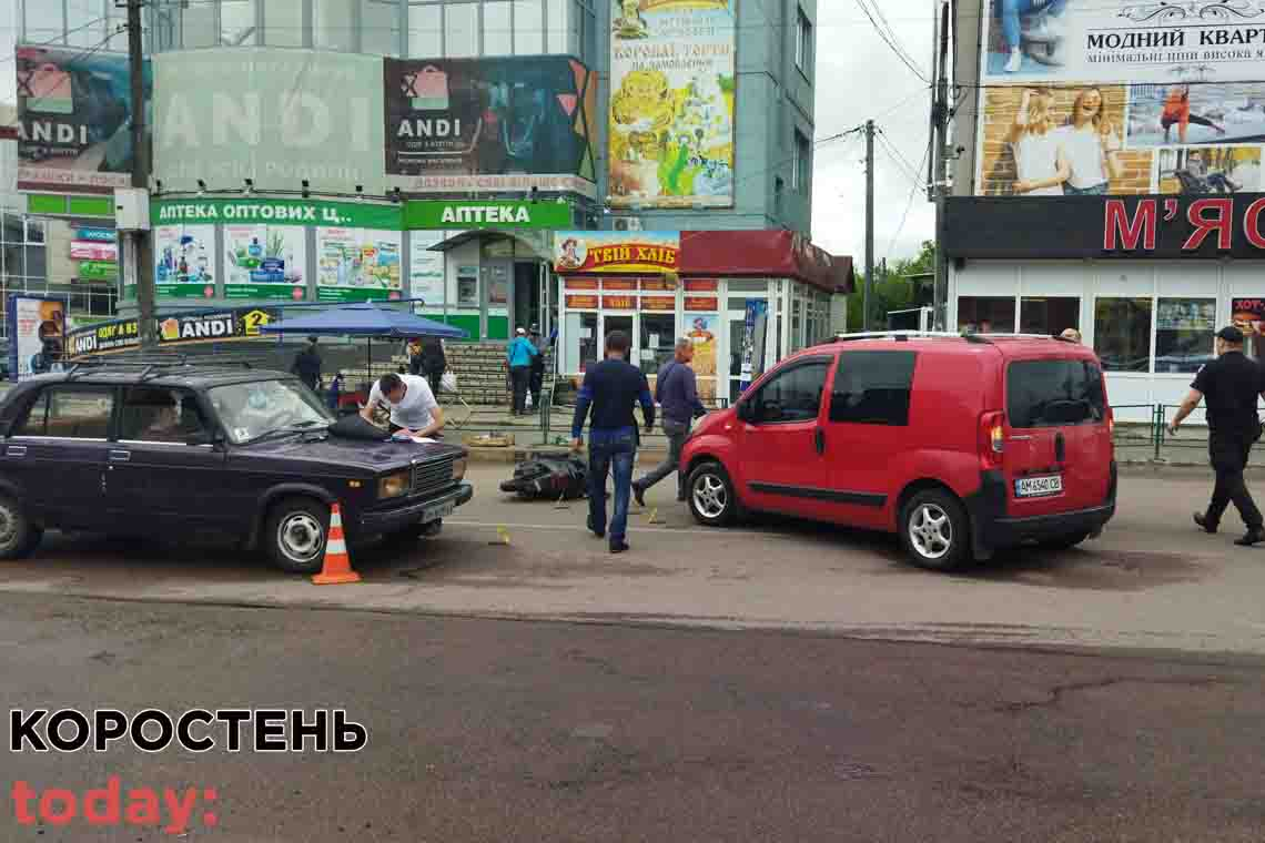 У Коростені мопед зіткнувся з легковиком: водій двоколісного – у лікарні ▶️ВІДЕО