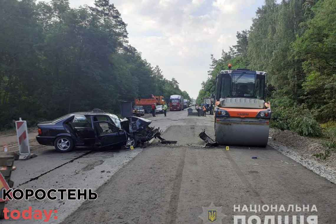 На автодорозі біля Коростеня BMW врізався у припаркований каток, двоє травмованих 📷ФОТО