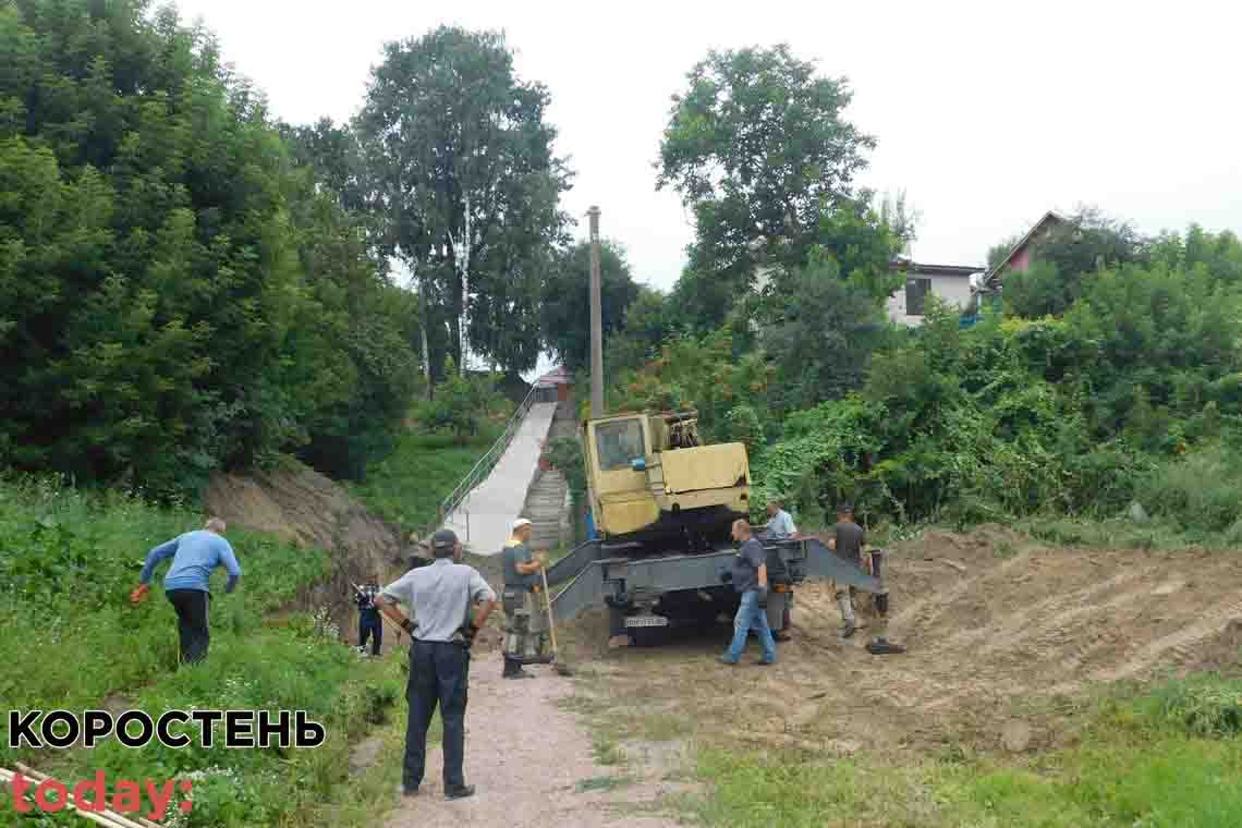 В Овручі роблять водовідведення, аби дощова вода не підтоплювала будинки 📷ФОТОрепортаж