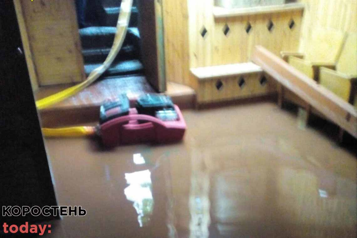 В Овручі затопило підвальне приміщення навчального закладу
