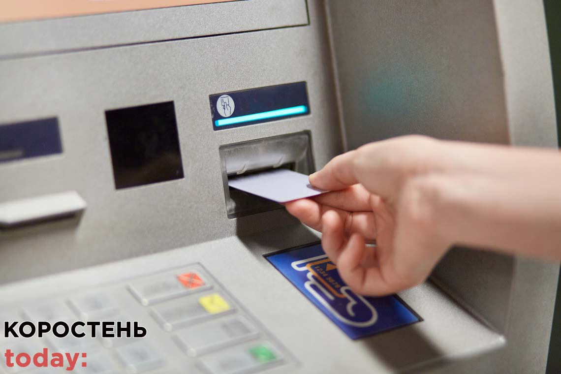Житель Овруча під час застілля відправив свого гостя за покупками і дав банківську картку: чоловік привласнив 18 тисяч гривень
