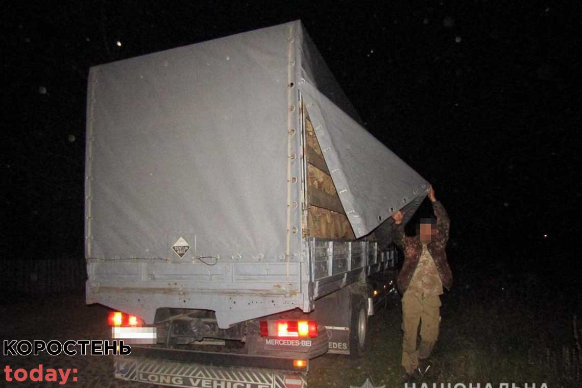 На території Олевської громади поліцейські зупинили вантажівку з деревиною без документів: водій хотів відкупитися