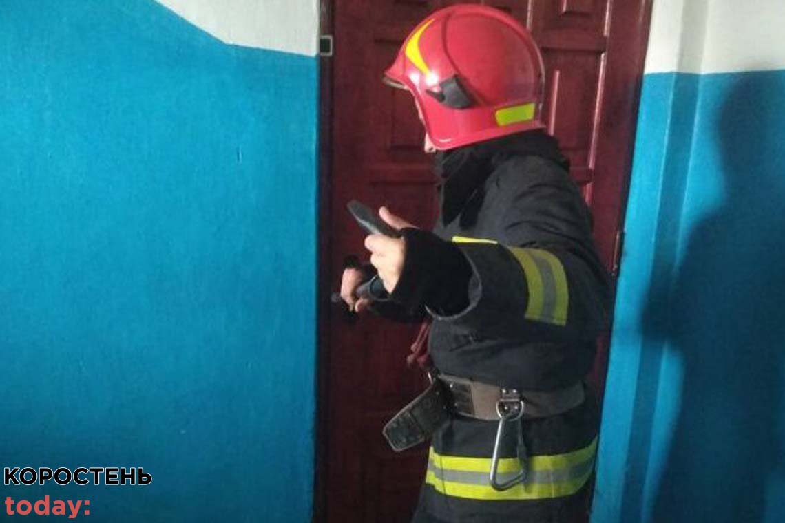 В Коростені рятувальники «виламували» двері квартири 70-річної жінки, яку сусіди не бачили 5 днів