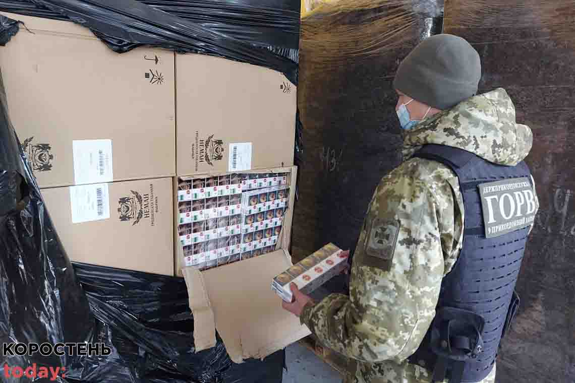 На Овруччині в пункті пропуску "Виступовичі" серед торф'яного субстрату прикордонники знайшли у DAF 140 тисяч пачок цигарок