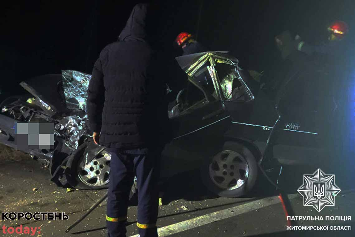 На трасі в Коростенському районі ВАЗ виїхав на «зустрічку» та врізався в трактор: водій легковика загинув 📷ФОТО