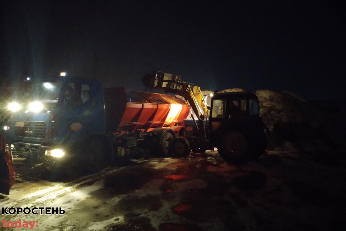 Вночі в Коростені на посипання доріг витратили понад 73 тонни піщано-сольової суміші ▶️ВІДЕО