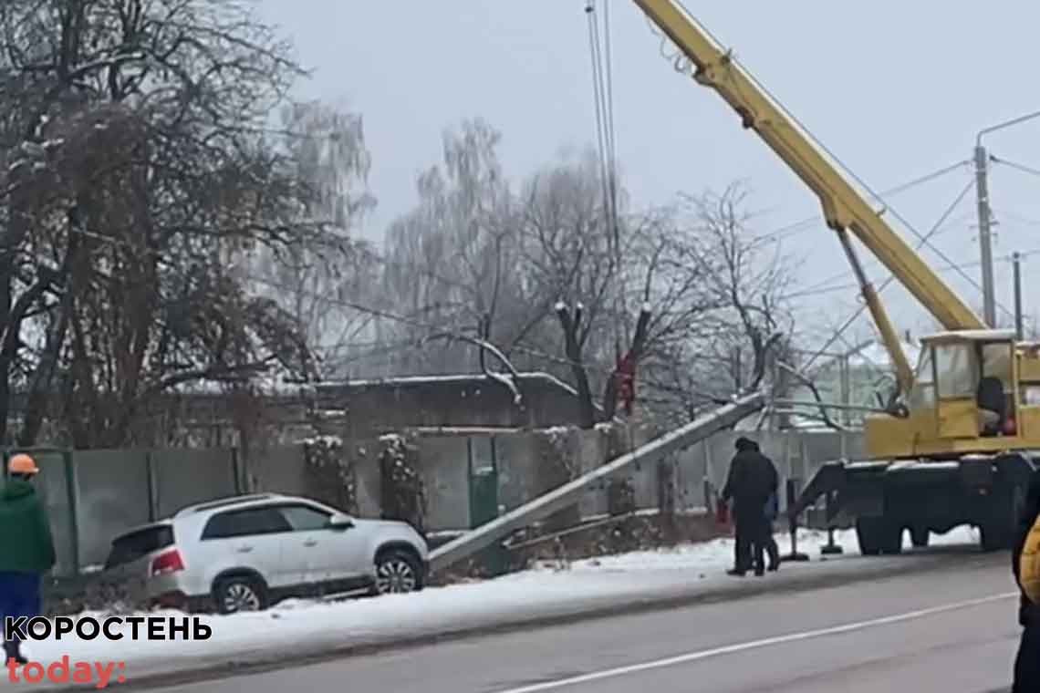 У Коростені в мікрорайоні Чолівка автівка врізалась в електроопору та повалила її ▶️ВІДЕО