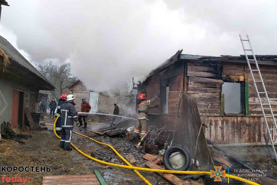 У селі на Овруччині горіла літня кухня, вогонь ледь не перекинувся на житловий будинок 📷ФОТО