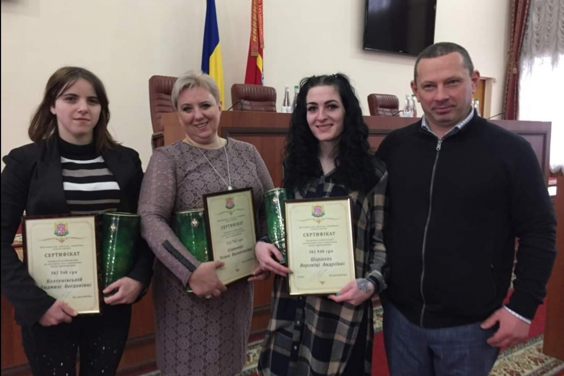 Чотири дитини-сироти з Коростенщини отримали сертифікати на придбання житла