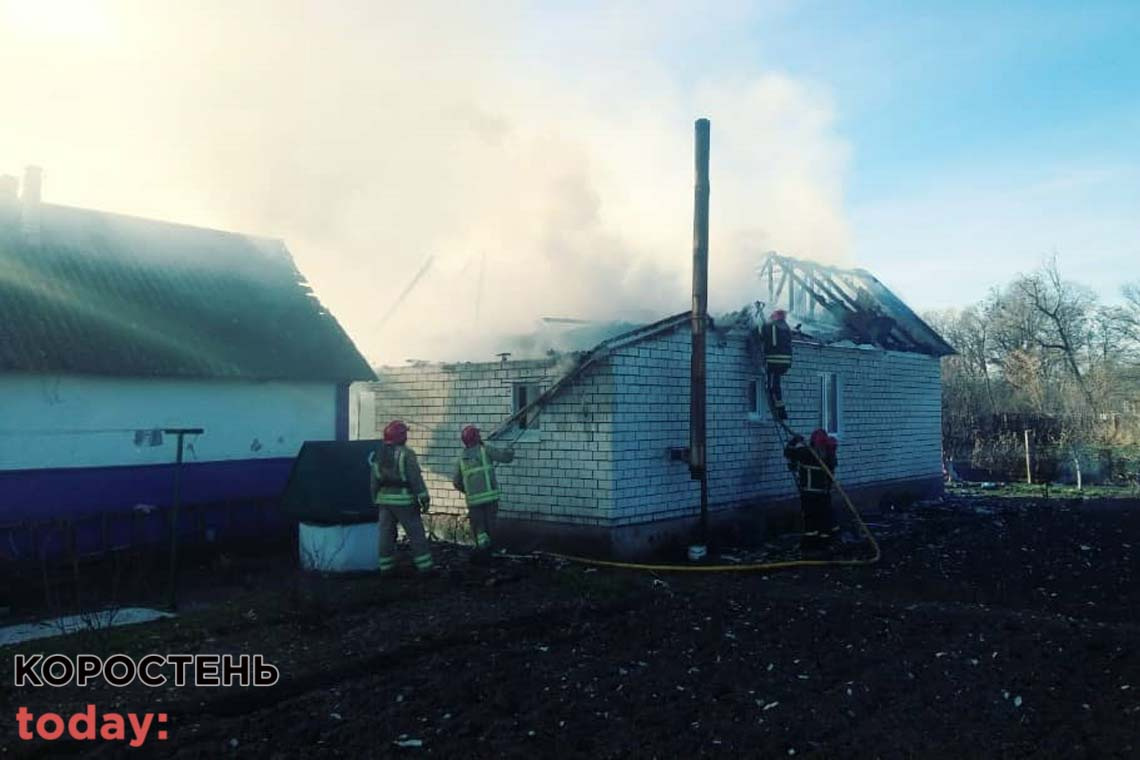 На Подолі в Коростені горів будинок: більше 10 рятувальників ліквідовували пожежу