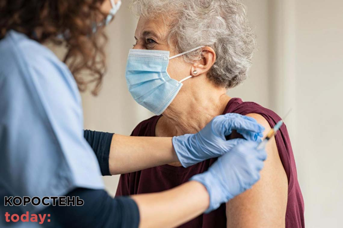 Українцям віком від 60 років дозволили робити бустерну дозу вакцини проти COVID-19