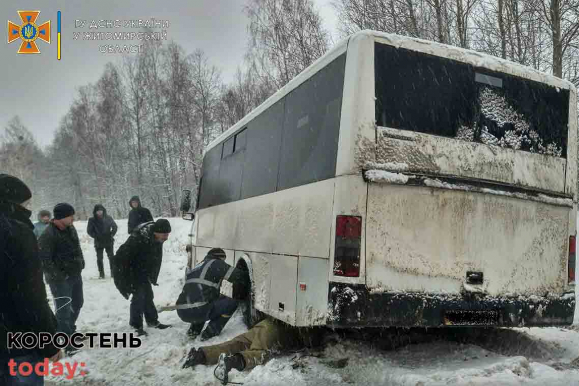 На трасі Лугинської громади рятувальники витягували зі снігового замету рейсовий автобус