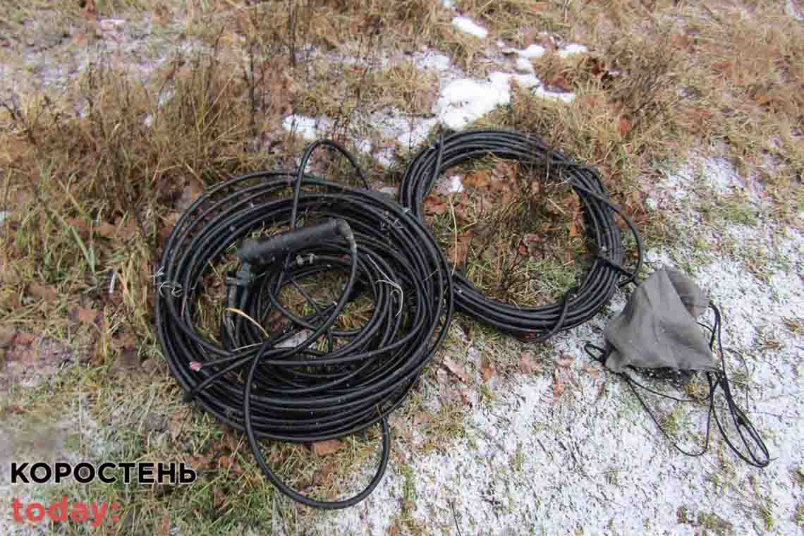 У селищі Овруцької громади поліцейські затримали чоловіка, який викрав 60 м кабелю 📷ФОТО