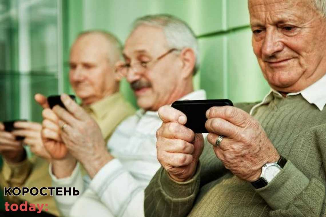 Зеленський обіцяє смартфони всім вакцинованим пенсіонерам