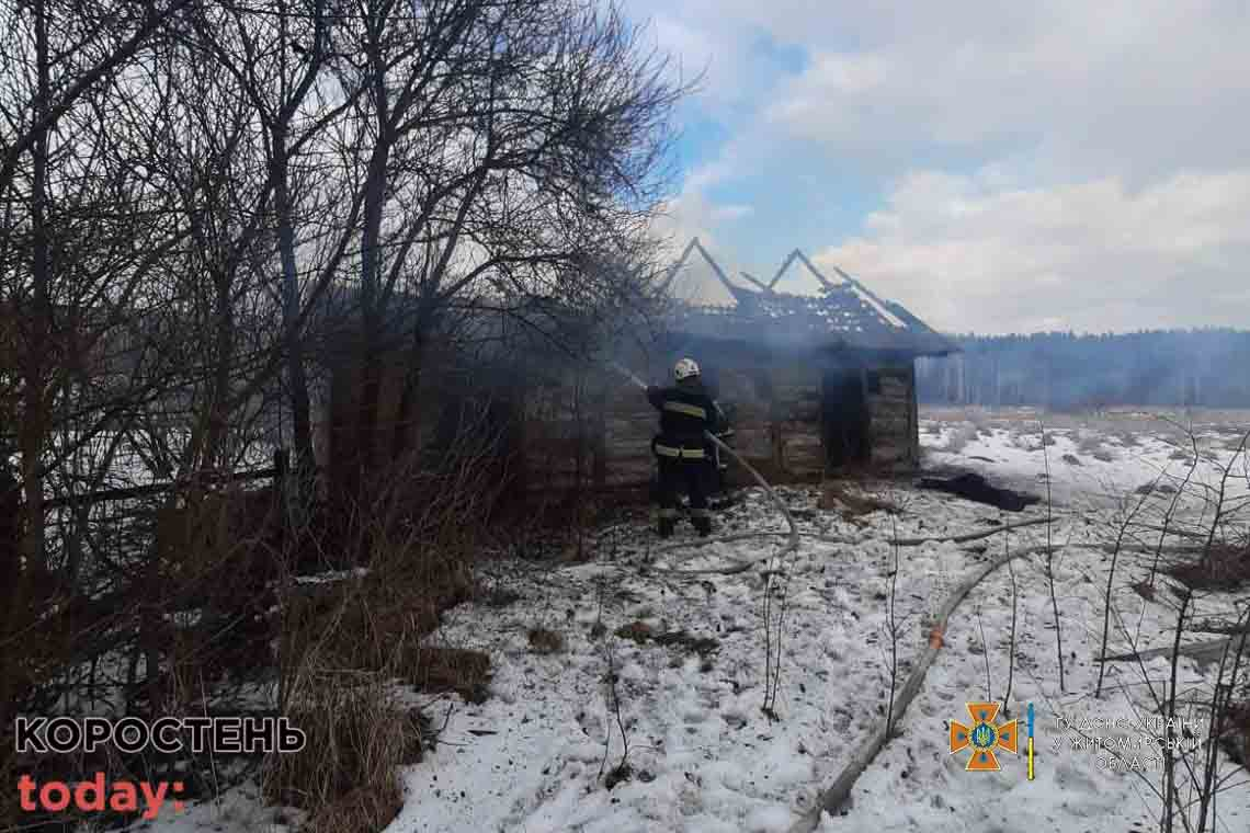 В селі Овруцького району рятувальники гасили пожежу в господарчій будівлі