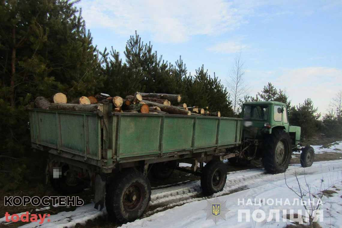 У селі Олевської громади поліцейські затримали трактор з причепом, в якому знаходилась деревина 📷ФОТО