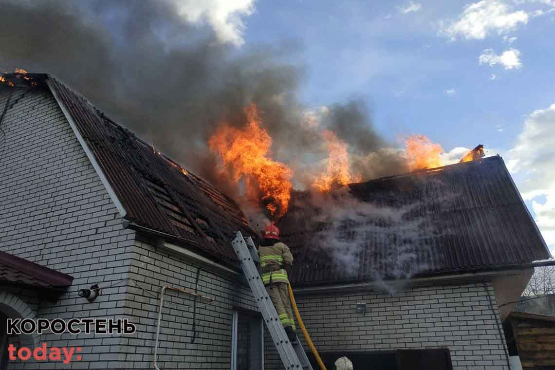 В Овручі горів двоповерховий будинок: пожежу ліквідовували 12 рятувальників 📷ФОТО