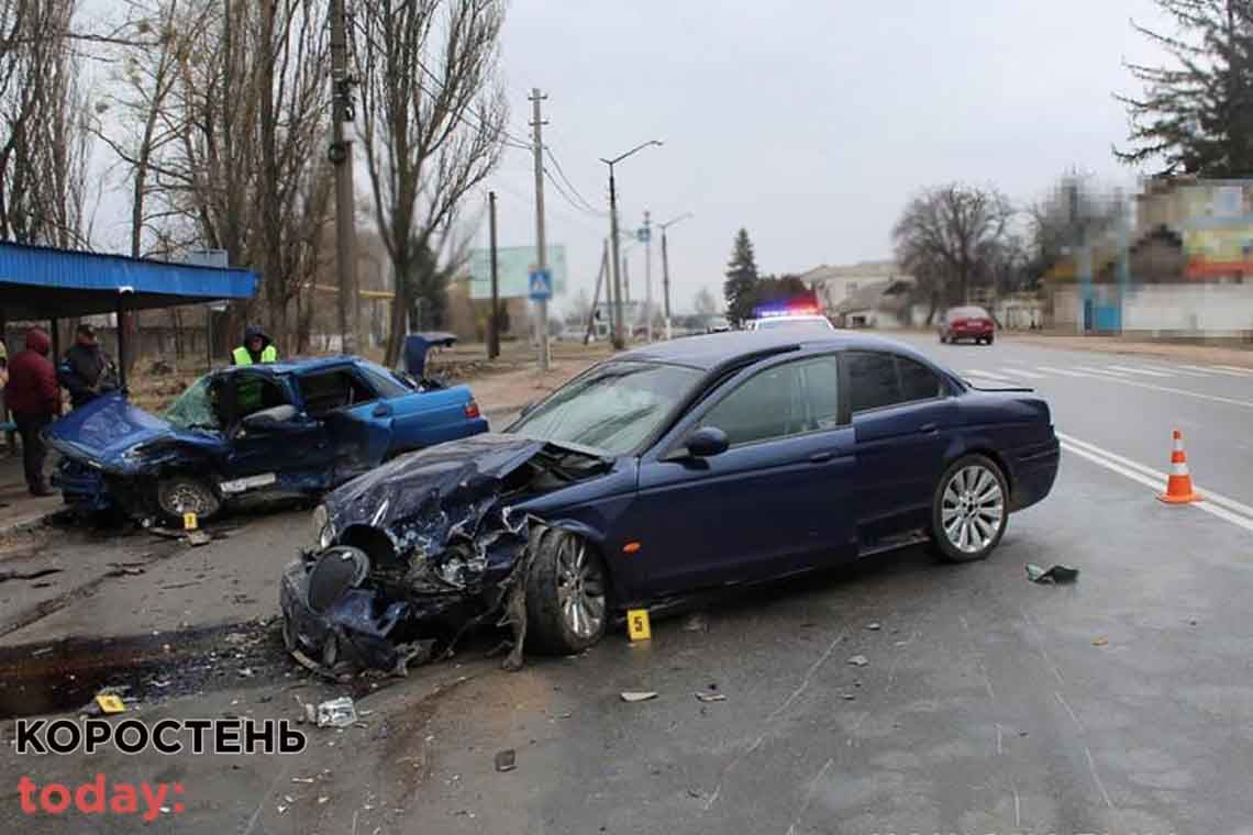 В Коростені на Пашинах сталась ДТП: ВАЗ зіткнувся з "Ягуаром", двох людей госпіталізували